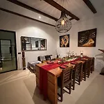 Beautiful Loft Space In Historic 別荘 *