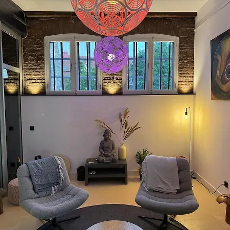 Beautiful Loft Space In Historic Сasa de vacaciones Schiedam