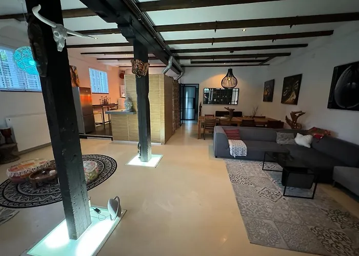 Beautiful Loft Space In Historic