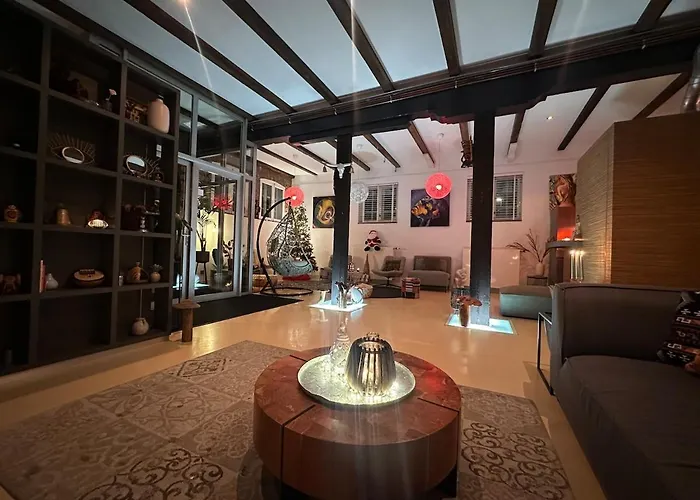 Beautiful Loft Space In Historic Holiday home *