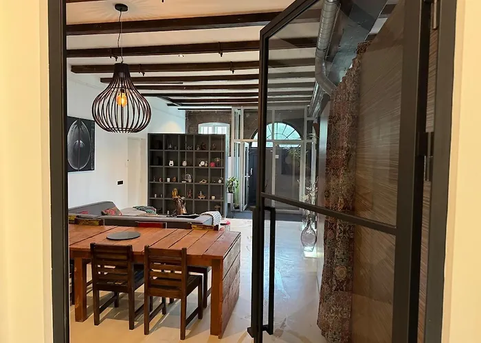 Beautiful Loft Space In Historic Holiday home